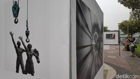 Deretan foto yang tersaji dalam pameran ini merupakan gambaran peristiwa dan kompleksitas kehidupan yang ada di Jakarta.