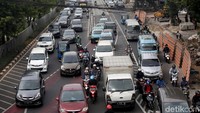 Keberadaan proyek revitalisasi tersebut membuat ruas Jalan Salemba Raya terjadi kemacetan.