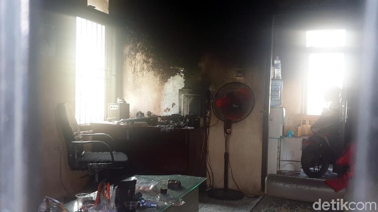 Markas GMNI Cianjur Diduga Dibakar Orang Tak Dikenal Markas GMNI Cianjur Diduga Dibakar Orang Tak Dikenal
