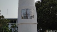Di tiang tugu tertulis, Di sinilah Dibatjakan Proklamasi Kemerdekaan Indonesia pada tanggal 17 Agustus 1945 Djam 10.00 pagi Oleh Bung Karno dan Bung Hatta. (Tasya/detikcom)