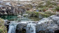 Kolam-kolam cantik ini bukan cuma jual tampang saja. Karena Fairy Pools masuk ke dalam salah satu dari kolam alami berair bersih dan terindah di dunia. (iStock)