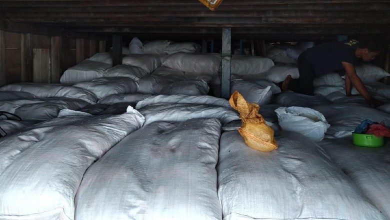 Bea Cukai Gagalkan Penyelundupan 2.861 Karung Pakaian Bekas dari Timor Leste Bea Cukai Gagalkan Penyelundupan 2.861 Karung Pakaian Bekas dari Timor Leste
