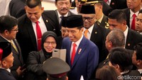 Satu per satu para anggota dewan mengabadikan momen berfoto bersama Jokowi usai Sidang Tahunan MPR 2019.