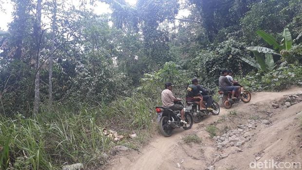 74 Tahun RI Merdeka, Warga Polman Sulbar Masih Gotong Jenazah 15 Km