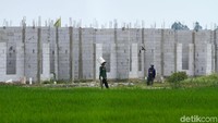 Lahan sawah yang semula menjadi pemasok beras itu satu per satu berubah wujud menjadi perumahan.