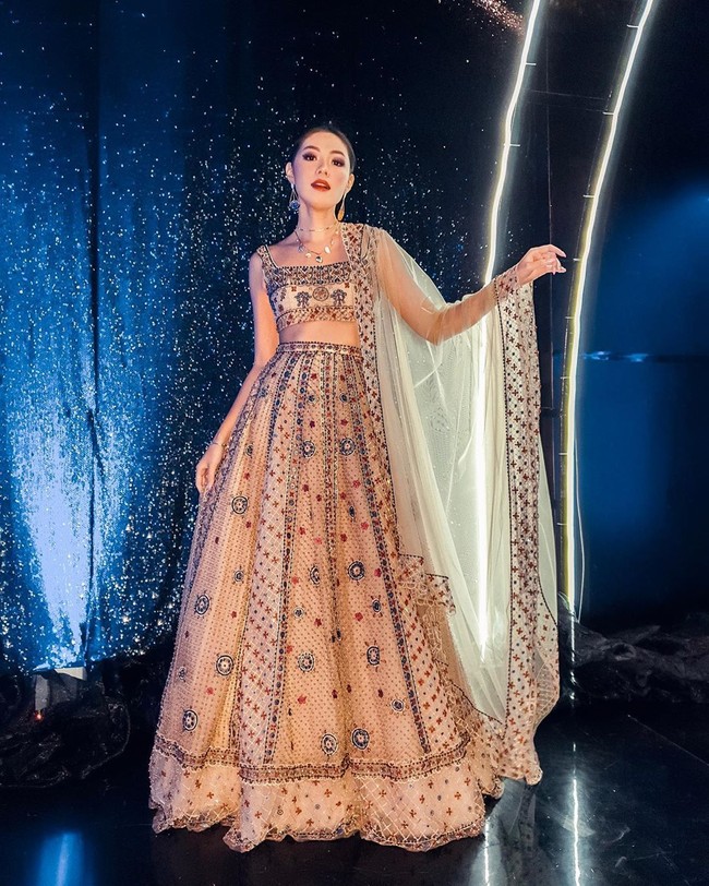 Gaun two-piece rancangan Yefta Gunawan menjadi pilihan Olivia Lazuardy. Dengan atasan crop-top, perut ratanya terekspos. (Foto: Instagram)