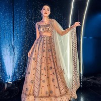 Gaun two-piece rancangan Yefta Gunawan menjadi pilihan Olivia Lazuardy. Dengan atasan crop-top, perut ratanya terekspos. (Foto: Instagram)