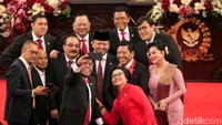 Senyum cerah para anggota dewan saat berfoto bersama usai Sidang Tahunan MPR 2019 di Kompleks Parlemen, Senayan, Jakarta, Jumat (16/8/2019).