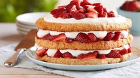 Pancake berlapis 3 ini juga unik. Menggunakan buah strawberry untuk warna merah dan krimnya berwarna putih. Foto: Istimewa