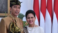 Setelah pidato kenegaraan, Jokowi sempat berpose dengan Iriana. Iriana sendiri memakai kain dan selendang batik. 
