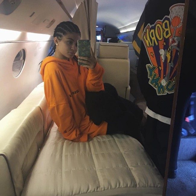 Kylie Jenner sempat menuai kontroversi saat ia beberapa kali mem-posting foto rambutnya yang dikepang cornroww pada 2016. Pengusaha muda ini dikritik karena memakai budaya orang Afrika, tapi sebagai selebriti, dia sendiri tak menggunakan pengaruhnya untuk melawan diskriminasi terhadap orang kulit hitam. Foto: Instagram/@kyliejenner