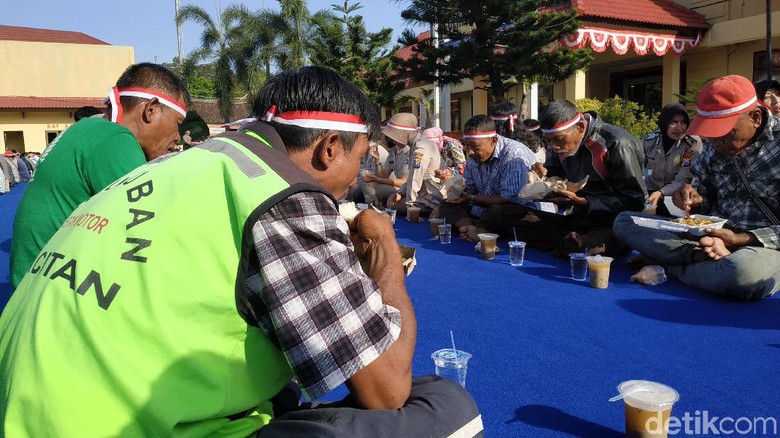 Momen Puluhan Tukang Becak di Pacitan Sarapan Bareng Polisi Momen Puluhan Tukang Becak di Pacitan Sarapan Bareng Polisi