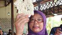 Kalau dipikir-pikir, meski lomba makan kerupuk digelar tiap tahun, tetap saja bikin geregetan saat ikut melahapnya. Foto: Istimewa