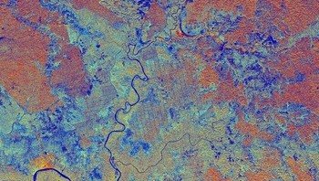 Foto ini menampakkan wilayah Kalimantan dan diambil dari satelit Sentinel-1A dari European Space Agency pada tahun 2015. Terlihat sungai Sampit, permukaan di sekeliling terlihat dengan warna-warna berbeda tergantung apa yang ada di atas. Misalnya warna orange menunjukkan tanaman yang berusia lebih muda. Foto: ESA/NASA