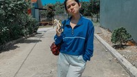 Pas cuaca terik, Tissa menghalaunya pakai baju dan celana panjang. Tentunya ditemani sebuah pisang. Foto: Instagram tissabiani