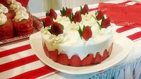 Kue ulang tahun ini cocok untuk merayakan HUT RI. Warnamnya sudah merah putih lengkap dengan dekorasi lain dengan warna senada. Foto: Istimewa