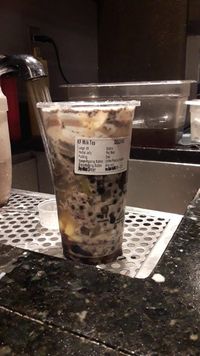 Antimainstream! Penggemar Milk Tea Ini Pesan 13 Topping Sekaligus