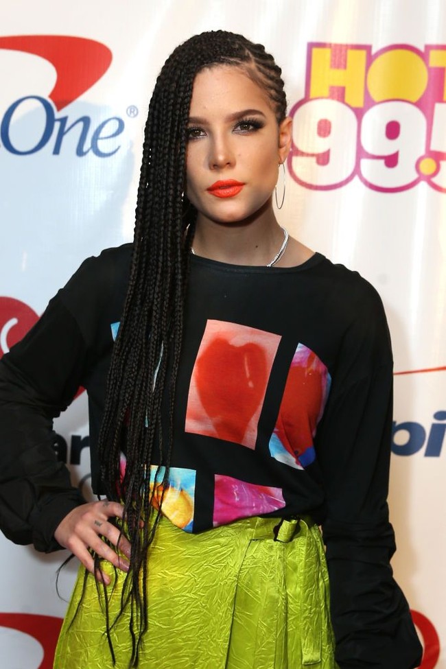 Penyanyi Halsey tampil dengan rambut kepang cornrow menyamping saat tampil di Jingle Ball 2017. Secara internasional, cornrow merupakan gaya kepang rambut yang dipopulerkan masyarakat Afrika. Foto: Tasos Katopodis/Getty Images
