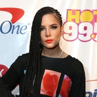 Penyanyi Halsey tampil dengan rambut kepang cornrow menyamping saat tampil di Jingle Ball 2017. Secara internasional, cornrow merupakan gaya kepang rambut yang dipopulerkan masyarakat Afrika. Foto: Tasos Katopodis/Getty Images