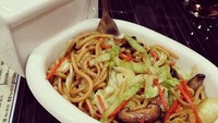 Berbeda dengan makanan pada umumnya, makanan ini tidak disajikan di piring atau mangkuk biasa. Salah satunya di wadah mirip kloset! Foto: Istimewa
