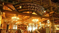 Di Walt Disney World Resort, ada Whispering Canyon Cafe, yang punya menu sarapan enak termasuk pilihan minuman yang beragam. Foto: Popsugar