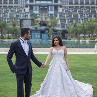 Amrit Punjabi dan Sanjana berpose layaknya pasangan yang dimabuk cinta dengan latar belakang kamar-kamar hotel mewah The Apurva Kempinski, Bali. Foto: Instagram @thesambawedding, @natasha.moor