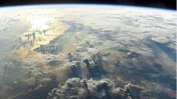 Potret awan yang cantik di pulau Sulawesi, foto ini diambil pada 19 Mei 2019 lalu yang diabadikan oleh salah satu astronot Stasiun Luar Angkasa Internasional. Cahaya matahari memperlihatkan semenanjung utara pulau Sulawesi.  (Foto: Instagram/NASA)