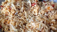 Nasi goreng versi cabai merah yang pedas menyengay makin enak diaduk dengan teri Medan goreng yang asin renyah.  Foto : Instagram @raden_ajeng_ayurini_yanti