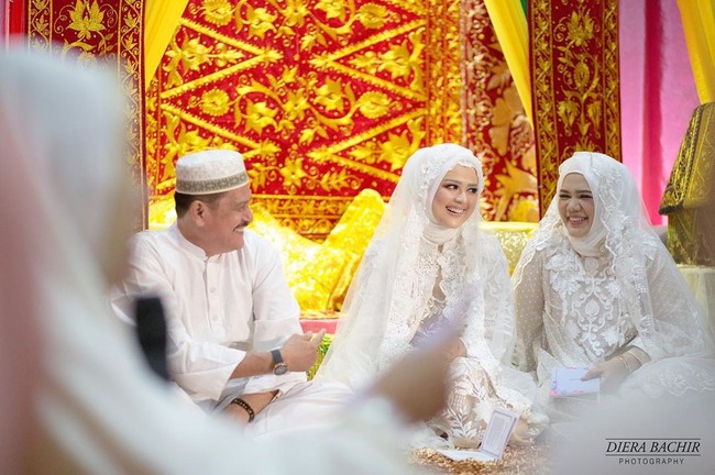Cut Meyriska sudah terlihat seperti pengantin dalam busana pengajiannya yang serba putih. Gaun brokat dengan ornamen bunga yang dipakainya dilengkapi dengan kerudung panjang bagaikan veil yang menghiasi hijabnya. Foto: Dok. Instagram @dierabachir