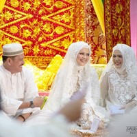 Cut Meyriska sudah terlihat seperti pengantin dalam busana pengajiannya yang serba putih. Gaun brokat dengan ornamen bunga yang dipakainya dilengkapi dengan kerudung panjang bagaikan veil yang menghiasi hijabnya. Foto: Dok. Instagram @dierabachir