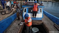 Sejumlah awak perahu motor dan petugas PLN mengisi BBM di Dermaga Ulee Lheue, Banda Aceh, Jumat (16/8).