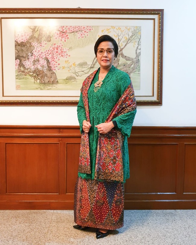Kebaya hijau Menteri Keuangan Sri Mulyani menghadiri Sidang Tahunan MPR 2019 di Gedung DPR/MPR RI, Jakarta, Jumat (16/8/2019). Kebaya tersebut dirancang secara khusus oleh Didiet Maulana dari label Svarna by IKAT Indonesia. (Foto: Dok. Didiet Maulana)