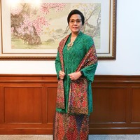 Kebaya hijau Menteri Keuangan Sri Mulyani menghadiri Sidang Tahunan MPR 2019 di Gedung DPR/MPR RI, Jakarta, Jumat (16/8/2019). Kebaya tersebut dirancang secara khusus oleh Didiet Maulana dari label Svarna by IKAT Indonesia. (Foto: Dok. Didiet Maulana)