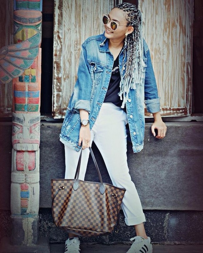 Rina Nose kerap gonta-ganti gaya dan warna rambut. Komedian wanita ini pun pernah mencoba gaya rambut cornrow. Ia memadukan gaya rambut yang disebut mirip barisan tanaman jagung ini dengan busana a la 90-an. Foto: Instagram/@rinanose16