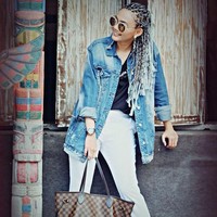 Rina Nose kerap gonta-ganti gaya dan warna rambut. Komedian wanita ini pun pernah mencoba gaya rambut cornrow. Ia memadukan gaya rambut yang disebut mirip barisan tanaman jagung ini dengan busana a la 90-an. Foto: Instagram/@rinanose16