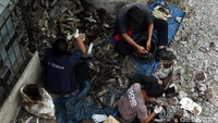 Beberapa komponen eskalator dibersihkan petugas.