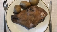 Di Islandia jangan kaget kalau kamu disuguhkan kepala domba. Sebab  hidangan ini termasuk hidangan nasional yang diolah dengan cara dikukus selama 3 jam. Foto: Istimewa