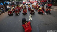 Berdasar pantauan detikcom, massa buruh tersebut berkumpul sejak pukul 12.00 WIB lalu. Saat akan melakukan aksi di gedung DPR mereka dihalau oleh petugas keamanan. Mereka pun berunjuk rasa di Jalan Gerbang Pemuda, Jakarta.