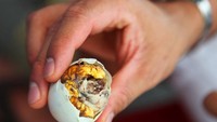 Jalan-jalan ke Filipina, para petualang makan sangat bersemangat cicip balut. Berupa telur bebek yang sudah berisi embrio di dalamnya. Foto: iStock