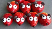 Tampilan buah strawberry ini tak kalah menggemaskan. Tampilannya dirubah seperti tikus-tikus kecil dengan cokelat-cokelat di atasnya. Foto: Foodbites