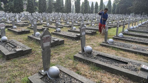 Petugas kebersihan menyapu area pemakaman di Taman Makam Pahlawan Kalibata, Jakarta, Jumat (16/8/2019). Pengelola TMP Kalibata akan menambah kapasitas makam sebanyak 913 makam dari total 10.026 makam saat ini. ANTARA FOTO/Hafidz Mubarak A/ama.