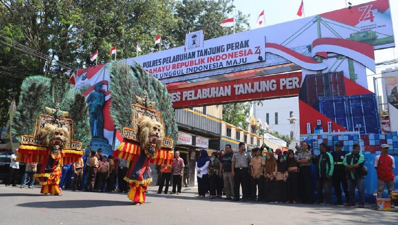 Sinergi Polisi, TNI, dan Stakeholders di Tanjung Perak dalam Sebuah Gapura Sinergi Polisi, TNI, dan Stakeholders di Tanjung Perak dalam Sebuah Gapura