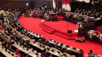 Di awal pidato, Jokowi bicara soal semangat bersatu untuk kemajuan. Jokowi mengatakan saat ini bangsa kita menghadapi tantangan yang berbeda, dunia berubah dengan sangat cepat. Meski demikian, persatuan dan persaudaraan tetap yang utama.