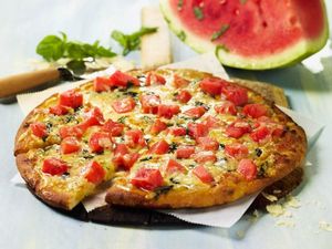 Sering Makan Pizza dengan Topping Semangka, Pria Ini Dikritik Habis