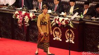 Presiden Jokowi memakai baju adat Sasak Lombok NTB. Baju adat ini adalah pesan tentang persatuan pada 2019 (Foto: Lamhot Aritonang)