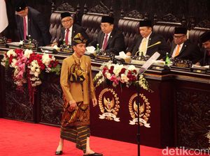 Momen Jokowi Pakai Baju Kedaerahan di Acara Kenegaraan