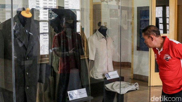 Beragam benda-benda bersejarah pun ditampilkan beserta keterangan yang memudahkan pengunjung untuk mengetahui seluk beluk sejarah benda tersebut. Beragam benda-benda bersejarah pun ditampilkan beserta keterangan yang memudahkan pengunjung untuk mengetahui seluk beluk sejarah benda tersebut.