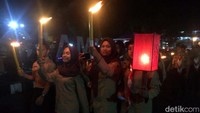 Setiap peserta yang terdiri dari TNI, Polri, PNS, Pelajar dan Masyarakat masing-masing membawa obor.