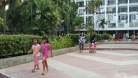 Taman Proklamator menjadi tempat wisata di Jakarta yang asyik untuk menikmati pagi atau sore di ibukota. Banyak warga dan wisatawan yang berdatangan ke sekitar taman (Tasya/detikcom) 