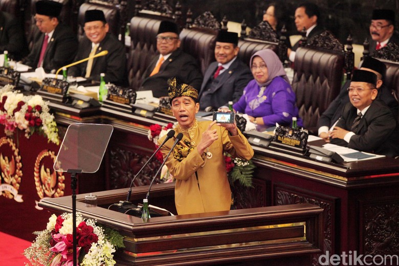 Gimik Jokowi Unjuk Ponsel di Sidang DPD-DPR, Dua Pihak Kena Sentil Gimik Jokowi Unjuk Ponsel di Sidang DPD-DPR, Dua Pihak Kena Sentil